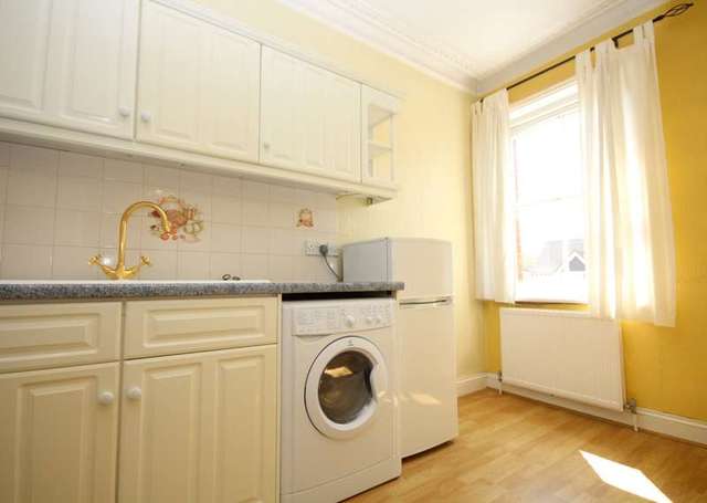 Image of 1 bedroom Flat to rent in Station Road Henley-on-Thames RG9 at Henley-On-Thames, RG9 1AT