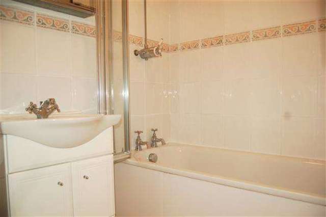  Image of 2 bedroom Apartment to rent in Worple Road London SW19 at Wimbledon, SW19 4JB
