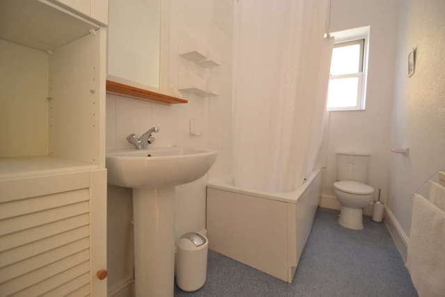  Image of Flat to rent in Parklands Berrylands Surbiton KT5 at Surbiton Surrey, KT5 8EA