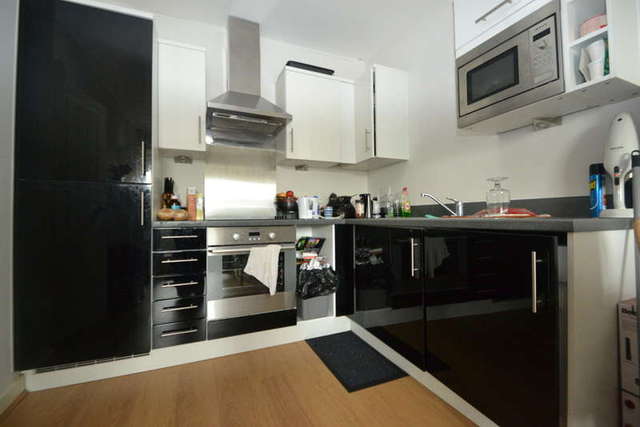  Image of 1 bedroom Flat to rent in Ewell Road Surbiton KT6 at Surbiton Surrey, KT6 6HJ