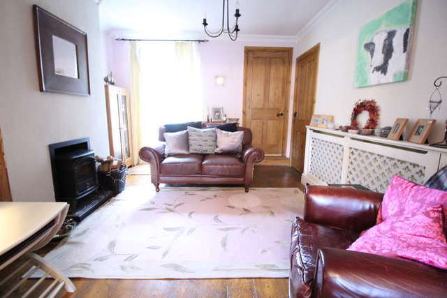  Image of 3 bedroom Semi-Detached house for sale in Leighton Buzzard Road Hemel Hempstead HP1 at Hemel Hempstead HERTS, HP1 1HP
