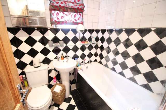  Image of 3 bedroom Semi-Detached house for sale in Leighton Buzzard Road Hemel Hempstead HP1 at Hemel Hempstead HERTS, HP1 1HP