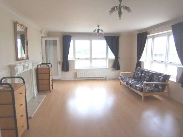  Image of 2 bedroom Apartment to rent in Princes Riverside Road London SE16 at Tudor Court Princess Riverside Road London, SE16 5RH