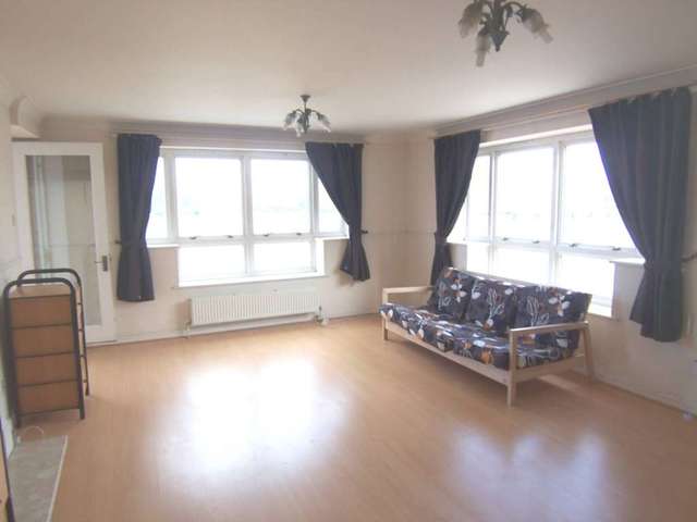  Image of 2 bedroom Apartment to rent in Princes Riverside Road London SE16 at Tudor Court Princess Riverside Road London, SE16 5RH