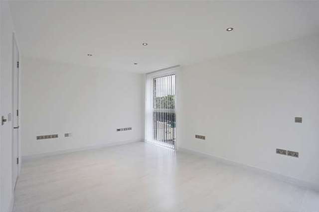  Image of 2 bedroom Flat to rent in Porlock Street London SE1 at London Bridge, SE1 3RY