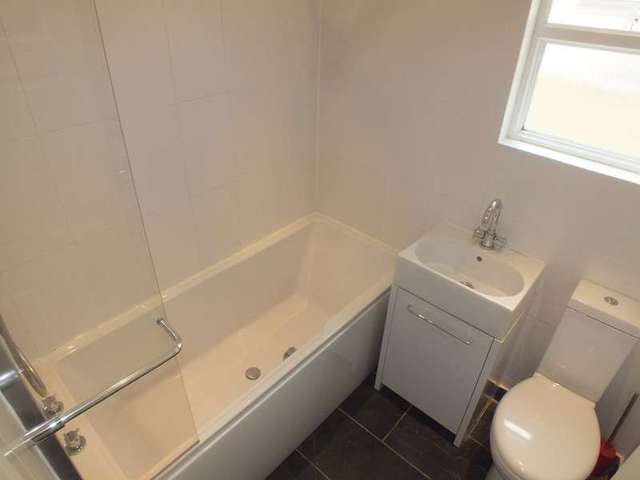  Image of 1 bedroom Detached house to rent in Waverley Road Reading RG30 at Reading Berkshire Tilehurst, RG30 2QH