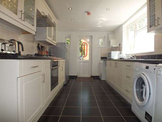  Image of 1 bedroom Detached house to rent in Waverley Road Reading RG30 at Reading Berkshire Tilehurst, RG30 2QH