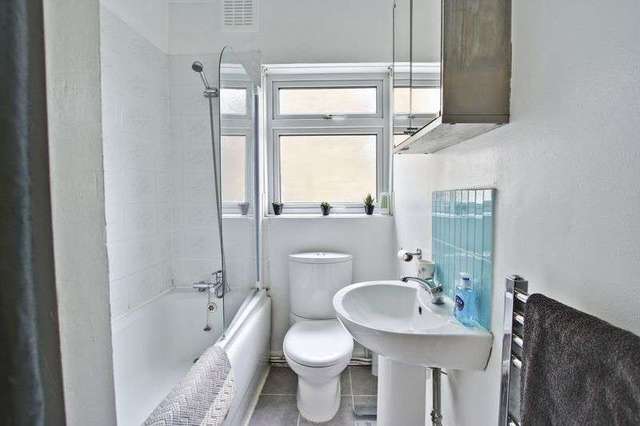  Image of 1 bedroom Flat to rent in Wellington Gardens London SE7 at Wellington Gardens  Charlton, SE7 7PH