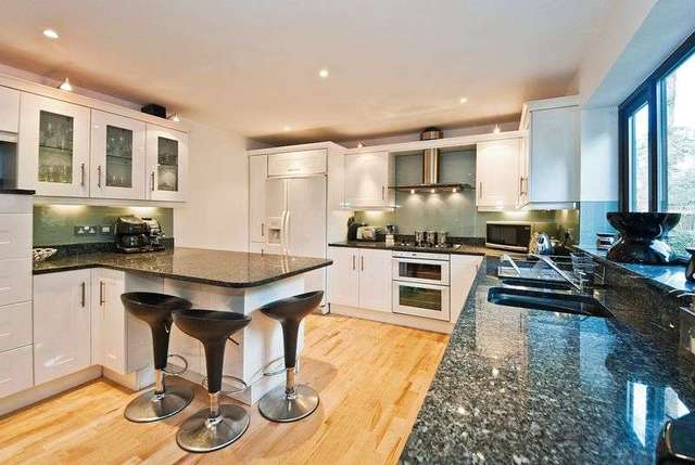  Image of 6 bedroom Detached house for sale in Wentbridge Pontefract WF8 at Wentbridge Pontefract, WF8 3JP
