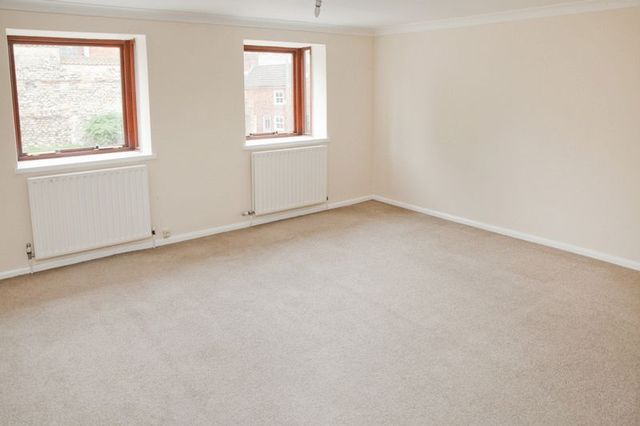  Image of 3 bedroom Terraced house to rent in West Bight Lincoln LN1 at West Bight  Lincoln, LN1 3BE