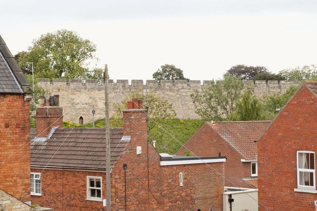  Image of 3 bedroom Terraced house to rent in West Bight Lincoln LN1 at West Bight  Lincoln, LN1 3BE