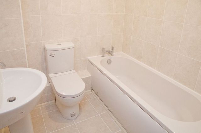 Image of 3 bedroom Terraced house to rent in West Bight Lincoln LN1 at West Bight  Lincoln, LN1 3BE