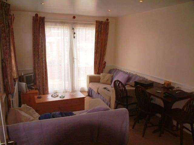  Image of 2 bedroom Flat to rent in Whitworth Crescent Southampton SO18 at 82 Whitworth Crescent Bitterne Park Southampton, SO18 1GA