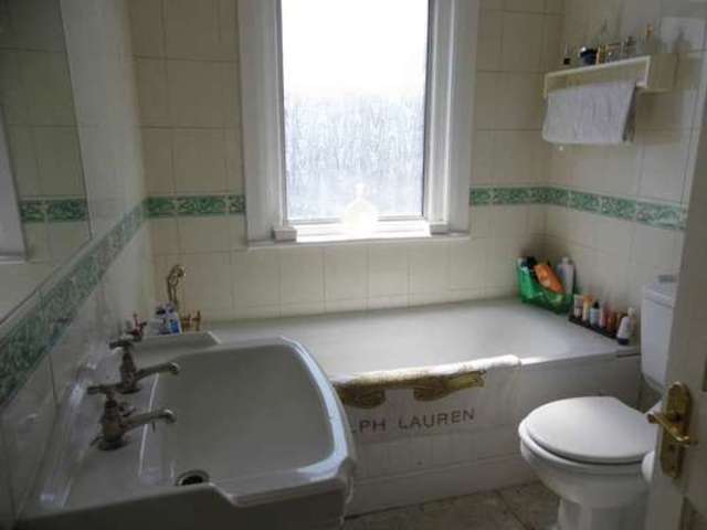  Image of 1 bedroom House Share to rent in Windsor Road Ilford IG1 at Windsor Road  Ilford, IG1 1HQ