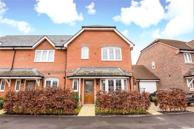 3 Bedroom Semi Detached House For Sale In Blackberry Gardens Winnersh