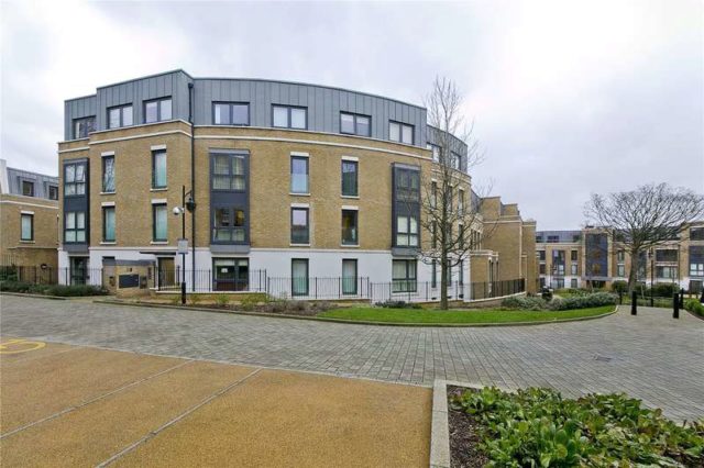 2 Bedroom Flat For Sale In Loxford Gardens London N5