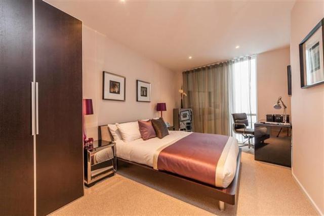  Image of 3 bedroom Flat to rent in South Quay Square London E14 at South Quay Square, Discovery Dock, E14