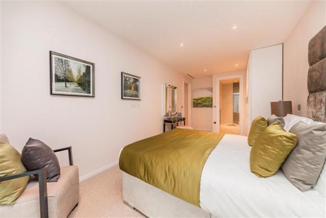 Image of 3 bedroom Flat to rent in South Quay Square London E14 at South Quay Square, Discovery Dock, E14