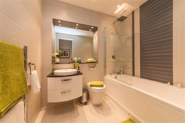  Image of 3 bedroom Flat to rent in South Quay Square London E14 at South Quay Square, Discovery Dock, E14