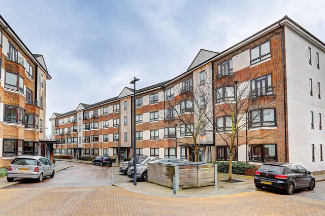  Image of 2 bedroom Flat to rent in Kew Bridge Court London W4 at Kew Bridge Court, Chiswick High Road, Chiswick, W4