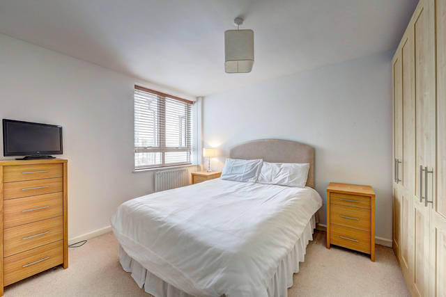  Image of 2 bedroom Flat to rent in Kew Bridge Court London W4 at Kew Bridge Court, Chiswick High Road, Chiswick, W4