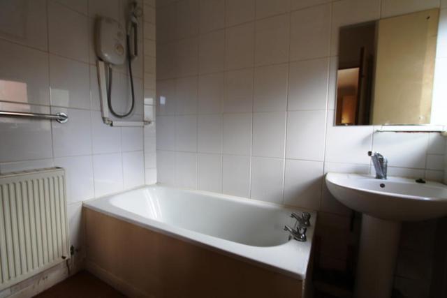  Image of 3 bedroom Semi-Detached house to rent in Chantry Avenue Bloxwich Walsall WS3 at Chantry Avenue, Bloxwich