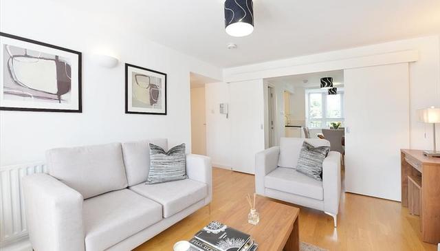  Image of 2 bedroom Flat to rent in Kew Bridge Court London W4 at Kew Bridge Court, Chiswick High Road, Chiswick, W4