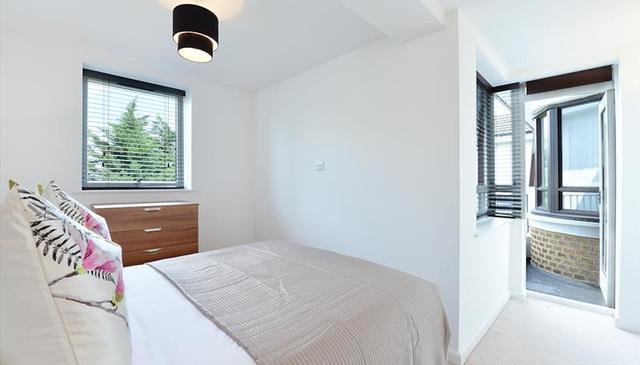  Image of 2 bedroom Flat to rent in Kew Bridge Court London W4 at Kew Bridge Court, Chiswick High Road, Chiswick, W4