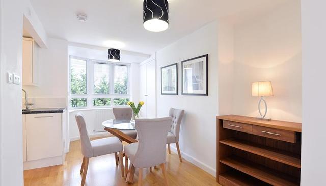  Image of 2 bedroom Flat to rent in Kew Bridge Court London W4 at Kew Bridge Court, Chiswick High Road, Chiswick, W4