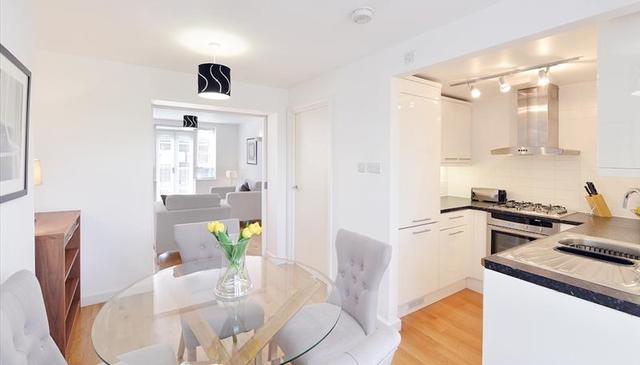  Image of 2 bedroom Flat to rent in Kew Bridge Court London W4 at Kew Bridge Court, Chiswick High Road, Chiswick, W4