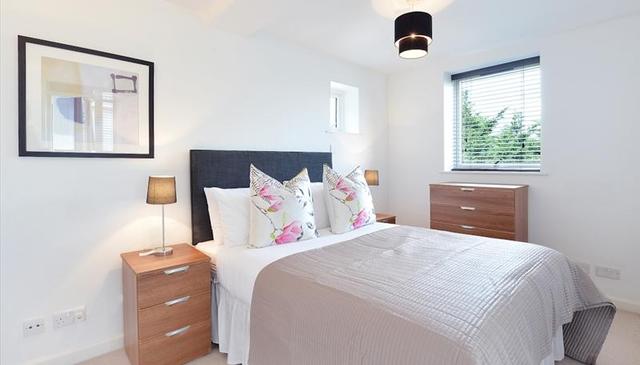  Image of 2 bedroom Flat to rent in Kew Bridge Court London W4 at Kew Bridge Court, Chiswick High Road, Chiswick, W4