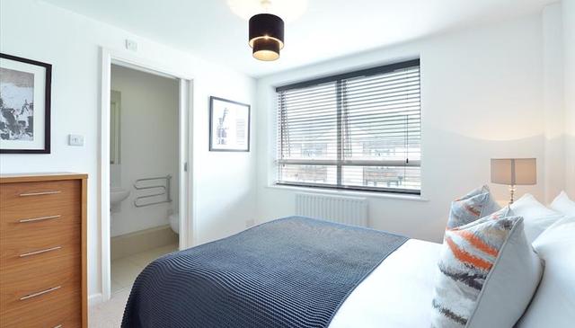  Image of 2 bedroom Flat to rent in Kew Bridge Court London W4 at Kew Bridge Court, Chiswick High Road, Chiswick, W4