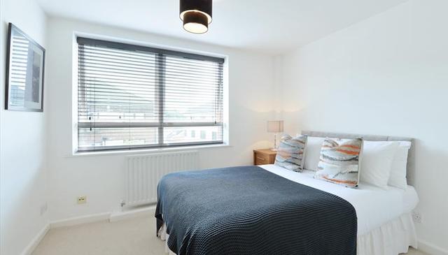  Image of 2 bedroom Flat to rent in Kew Bridge Court London W4 at Kew Bridge Court, Chiswick High Road, Chiswick, W4