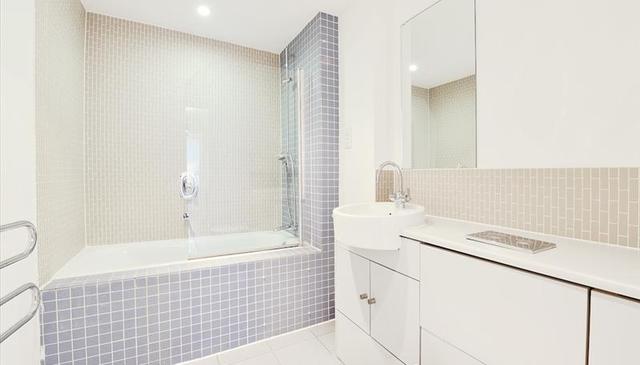  Image of 2 bedroom Flat to rent in Kew Bridge Court London W4 at Kew Bridge Court, Chiswick High Road, Chiswick, W4