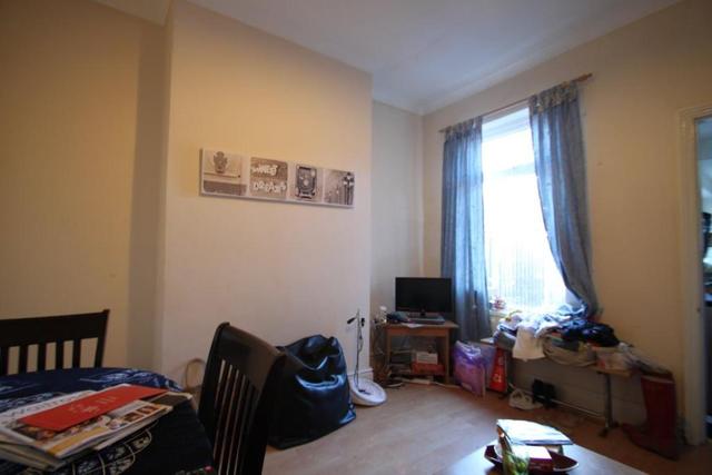  Image of 3 bedroom Property to rent in Warwick Terrace Sheffield S10 at Refurbished 3 bed, Crookes