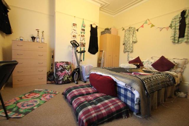  Image of 6 bedroom Property to rent in Crookesmoor Road Sheffield S10 at Spacious 6 bedroom house, Crookesmoor