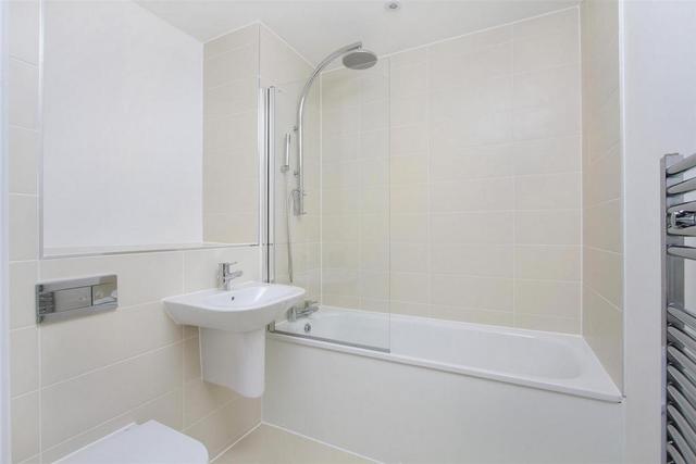  Image of 1 bedroom Flat to rent in Canton Street London E14 at Canton, Poplar, E14