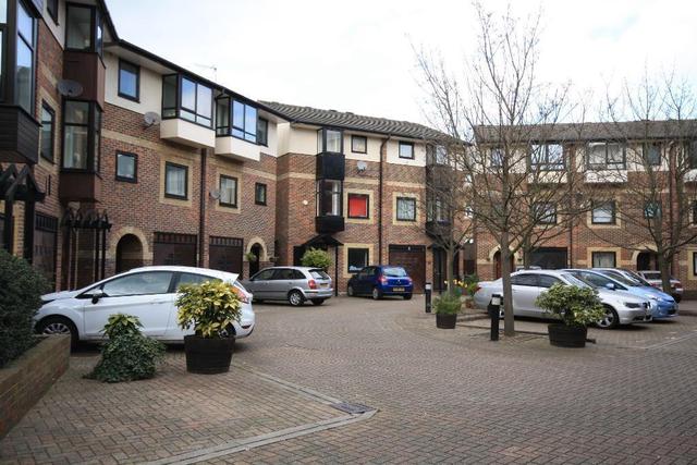  Image of 1 bedroom Flat to rent in Charnwood Gardens London E14 at Westferry Road, Isle of Dogs, E14