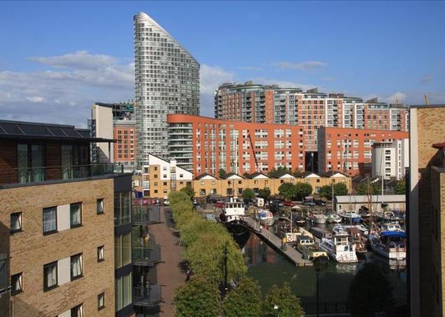 Image of 2 bedroom Flat to rent in Boardwalk Place London E14 at Boardwalk Place, Canary Wharf, E14