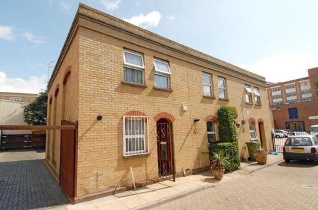  Image of 3 bedroom Terraced house to rent in Pages Walk London SE1 at Pages Walk, London, SE1