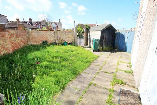  Image of 3 bedroom End of Terrace to rent in Queens Park Road Brighton BN2 at Queens Park Road, Brighton