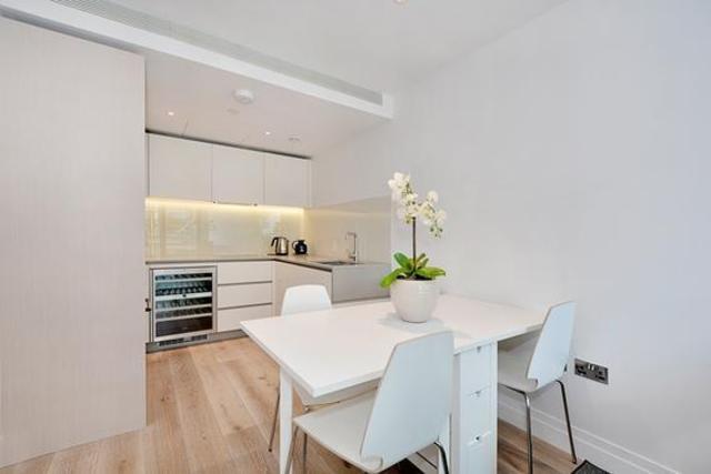  Image of 2 bedroom Flat to rent in South Quay Square London E14 at Discovery Dock Apartments East, Canary Wharf, E14