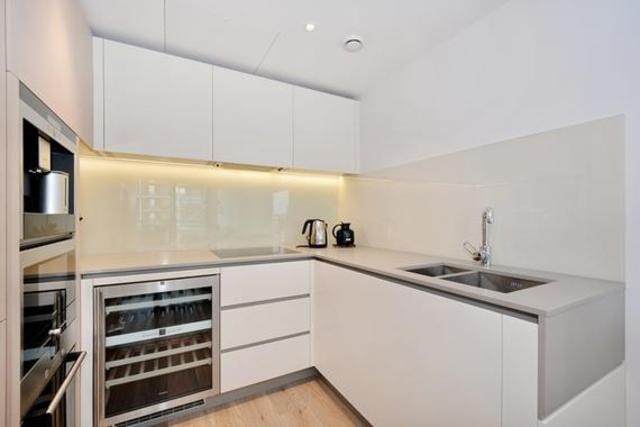  Image of 2 bedroom Flat to rent in South Quay Square London E14 at Discovery Dock Apartments East, Canary Wharf, E14