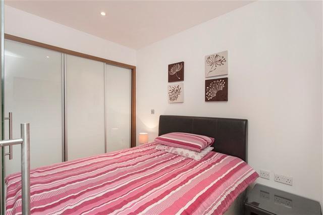  Image of 1 bedroom Flat to rent in Hay Currie Street London E14 at Panoramic Tower, Canary Wharf, E14