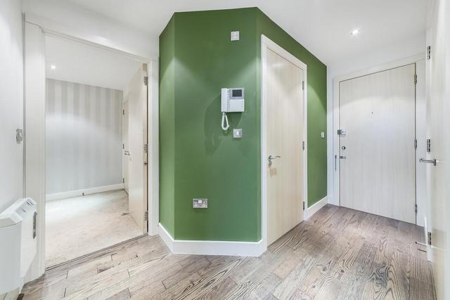  Image of 2 bedroom Flat to rent in Westferry Circus London E14 at Westferry Circus, Canary Wharf, E14