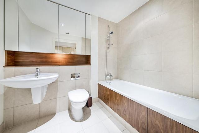  Image of 2 bedroom Flat to rent in Westferry Circus London E14 at Westferry Circus, Canary Wharf, E14