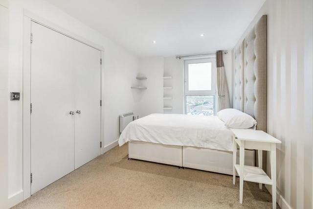  Image of 2 bedroom Flat to rent in Westferry Circus London E14 at Westferry Circus, Canary Wharf, E14