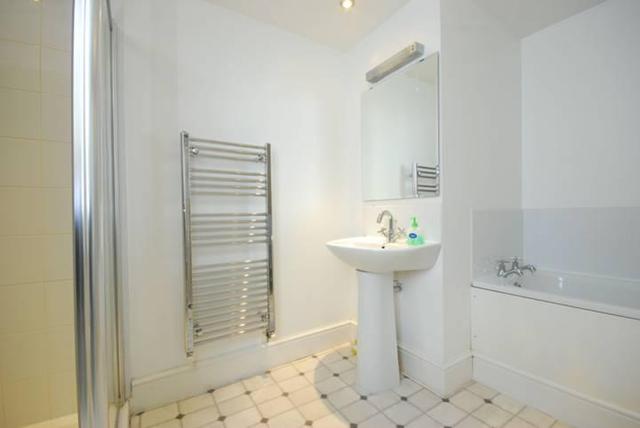  Image of 2 bedroom Flat to rent in Shepherds Bush Road London W6 at Shepherds Bush Road, London, W6