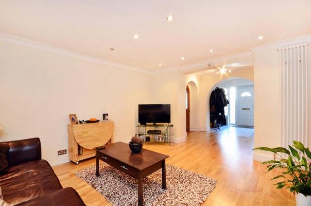  Image of 2 bedroom Flat to rent in Holland Road London W14 at Mansion, Holland Road, Shepherds Bush, W14