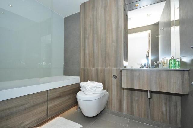  Image of 2 bedroom Flat to rent in Westferry Circus London E14 at Westferry Circus, Canary Wharf, E14